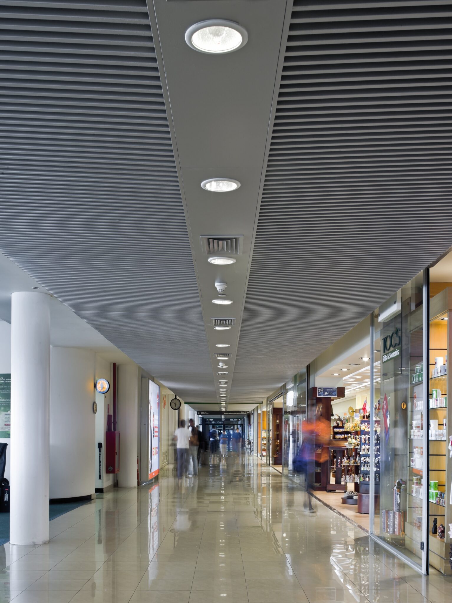 Aeropuerto AMB Cielo Baffle Hunter Douglas