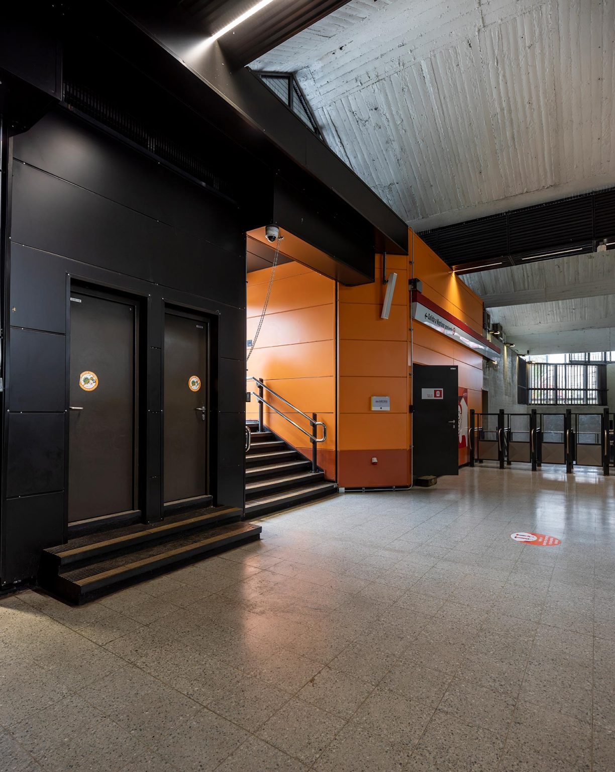 Estación de Metro San Pablo • Hunter Douglas Architectural